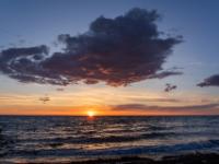 Rotglühende Wolkenunterseite beim Sonnenuntergang - Rønne